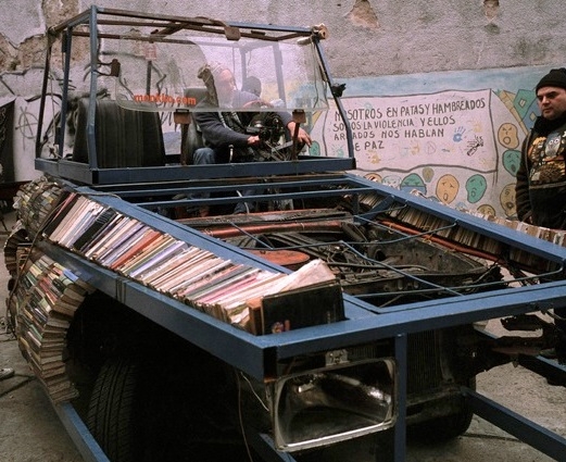 mymodernnet- samochód biblioteka.jpg